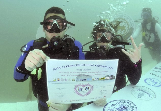 泰國舉行水下婚禮 6對新人喜結連理