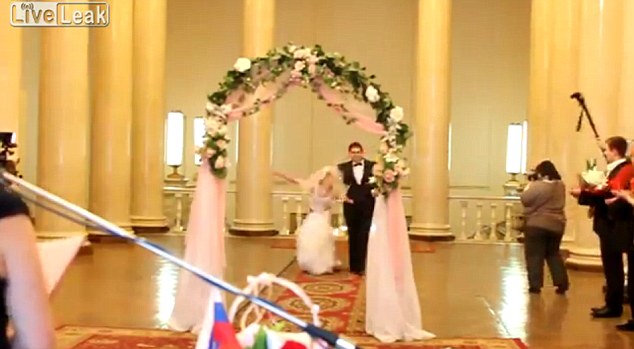 最尷尬婚禮視頻:新娘摔倒婚紗裙脫落 “半裸”示人