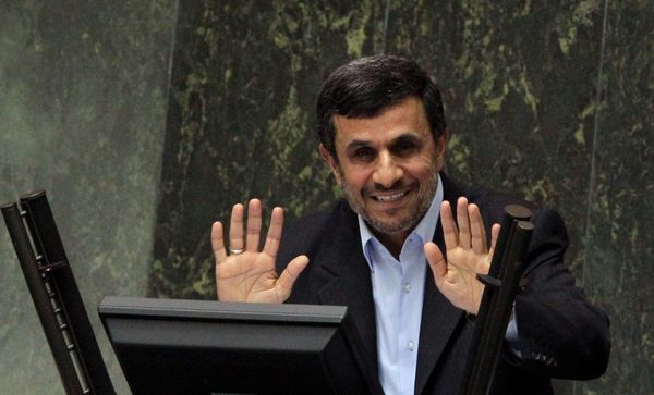 伊朗總統(tǒng)內(nèi)賈德“玩笑”方式接受質(zhì)詢 與議會(huì)斗爭(zhēng)將持續(xù)