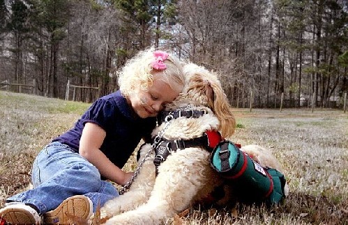 服務犬背氧氣瓶隨時陪伴 病重女孩享自由生活