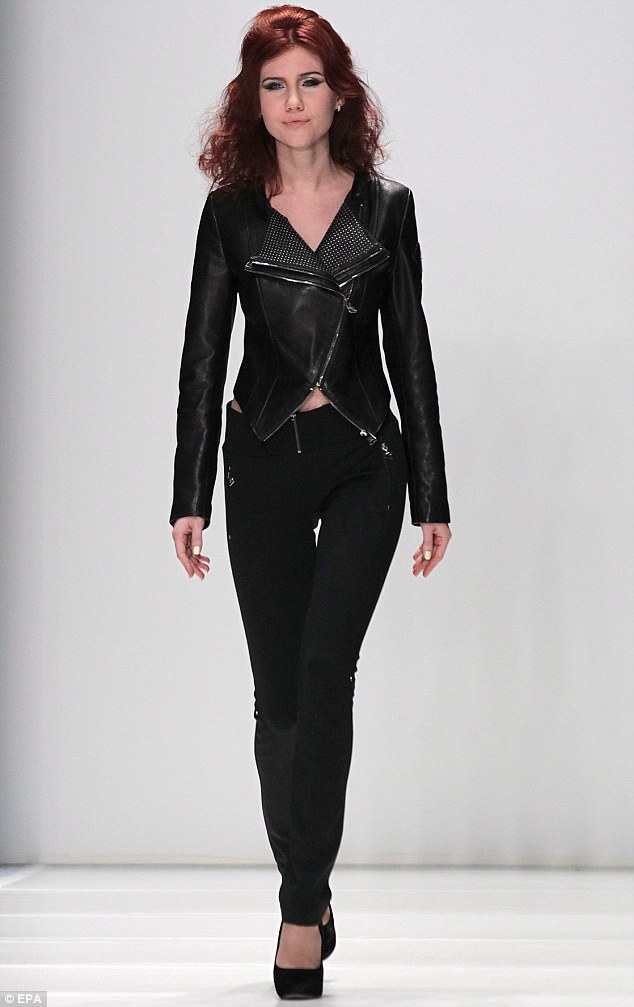 俄前美女間諜亮相莫斯科時裝周 酷勁十足受粉絲追捧