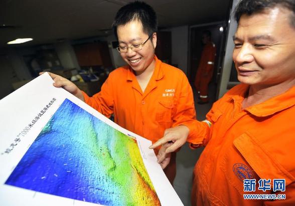 “蛟龍”號第二次下潛達6965米 再創新紀錄