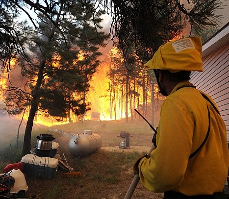 美國科羅拉多州大火肆虐逼近空軍學院 3.2萬人被迫疏散