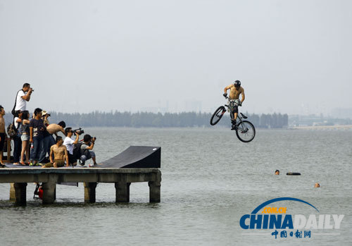 武漢極限運(yùn)動(dòng)愛(ài)好者“跳湖”度夏