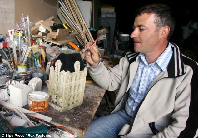 法國藝術家歷時15年將迷你巴黎“搬進”自家后院