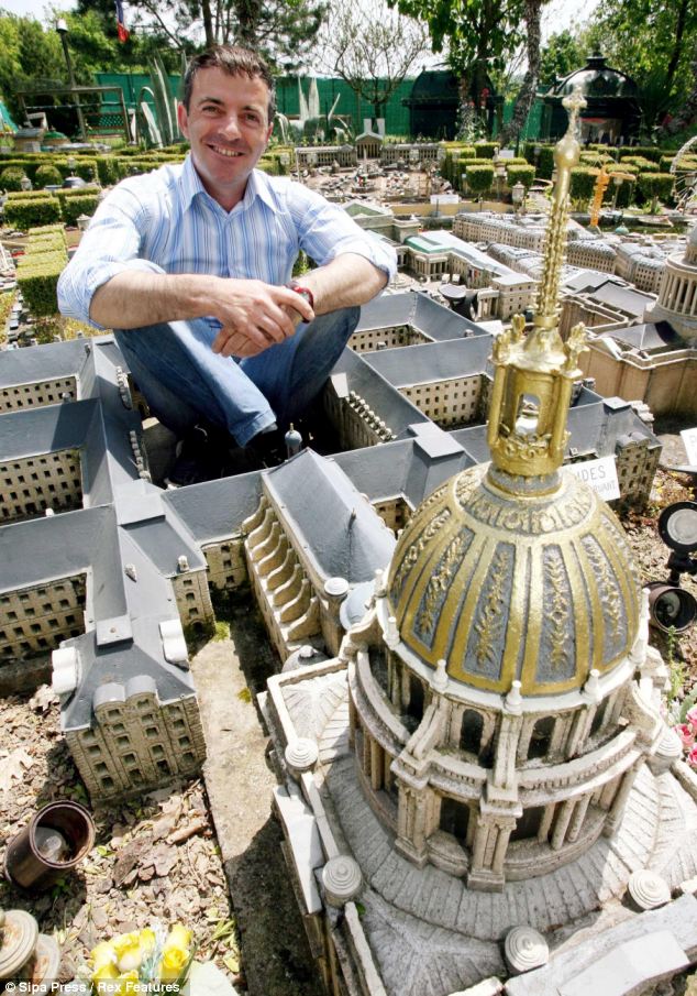 法國藝術家歷時15年將迷你巴黎“搬進”自家后院