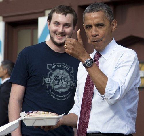 奧巴馬競選途中買香腸 錢包中厚厚一打現金惹關注