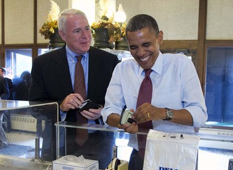 奧巴馬競選途中買香腸 錢包中厚厚一打現金惹關注