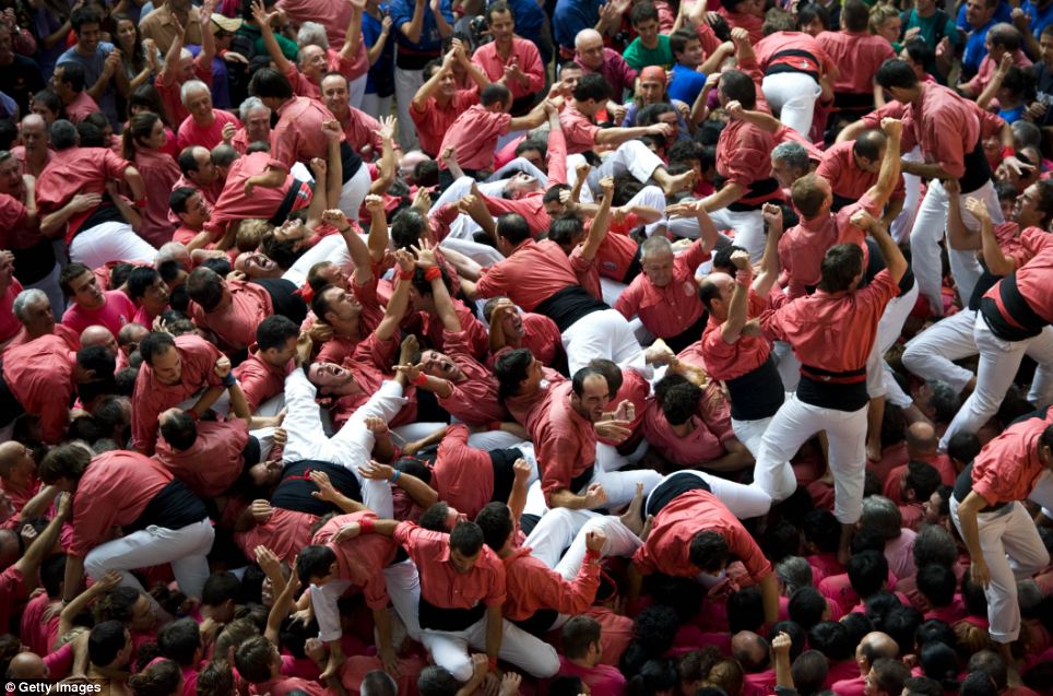 西班牙“疊人塔”大賽火爆上演 數千人斗牛場觀戰