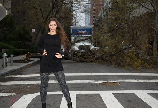 巴西模特在颶風災區擺拍惹爭議