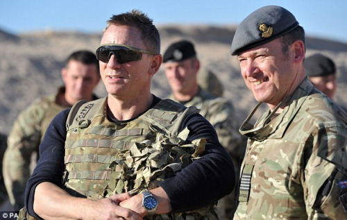 “007”突訪阿富汗 嘗試多兵器實彈射擊