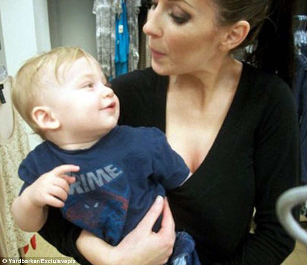 令人忍俊不禁的照片：無法拒絕乳房誘惑的“壞孩子”