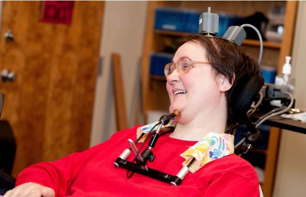 美科學家發明新型腦控機械手臂 幫助殘疾人用意念進食