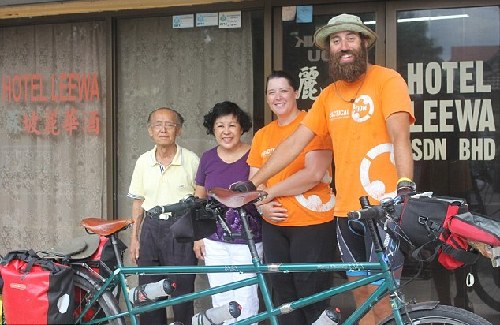 英國(guó)新婚夫婦騎行三大洲“度蜜月” 途經(jīng)中國(guó)