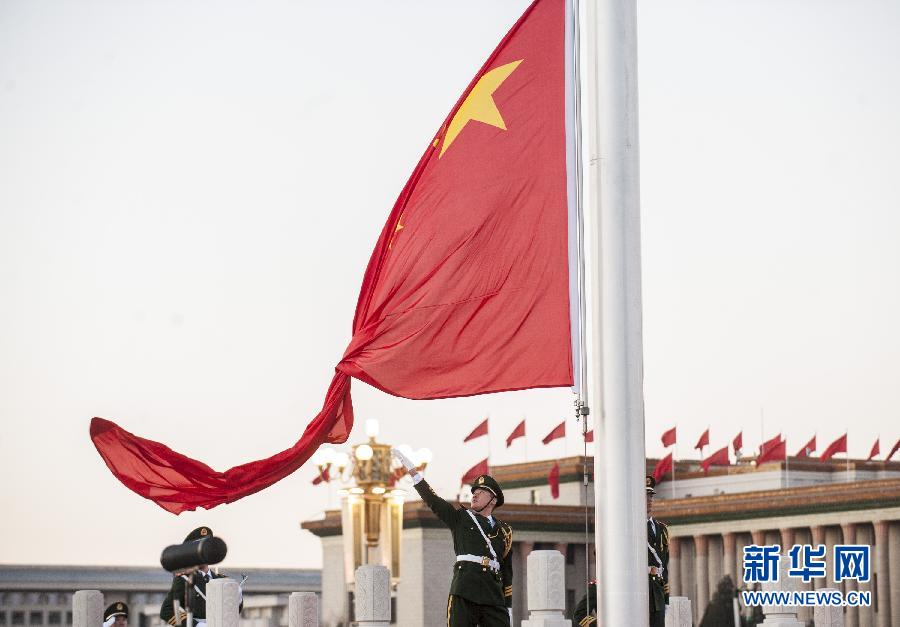 北京：兩萬(wàn)余名群眾觀看元旦升旗儀式