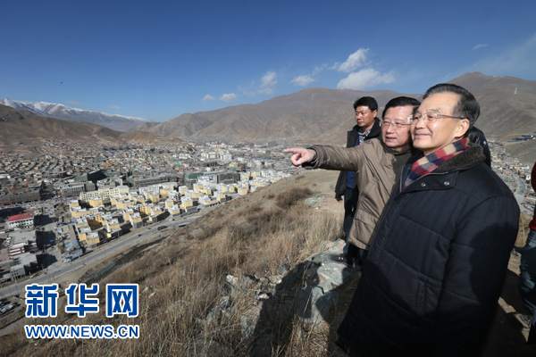 溫家寶元旦前夕到玉樹看望慰問各族干部群眾