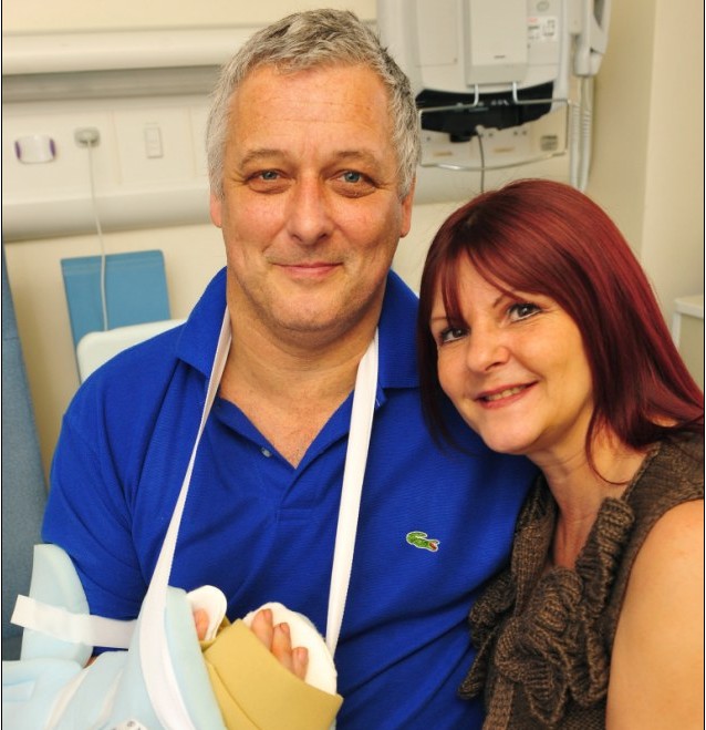 英國(guó)獨(dú)創(chuàng)“除舊換新”手部移植手術(shù) 51歲患者指頭已能動(dòng)