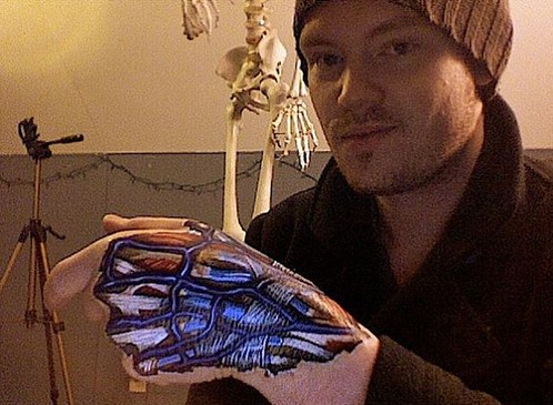 膽小勿看! 藝術家帶你“撕裂”人體看個究竟