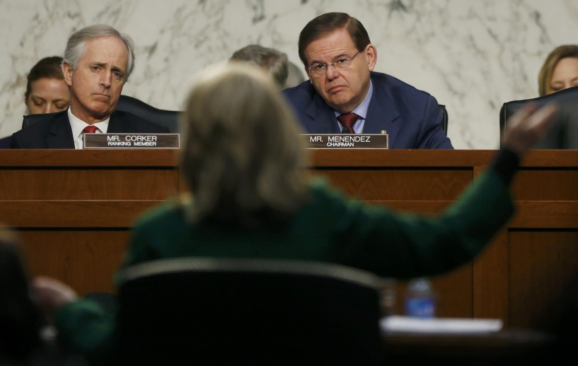 希拉里聽證會一度哽咽 稱對班加西領(lǐng)館遇襲負責