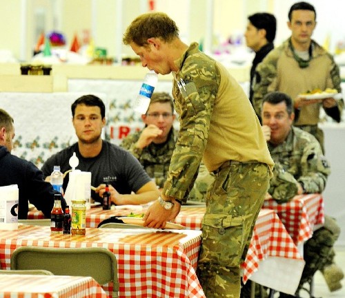 玩游戲、吃自助:哈里講述阿富汗戰場“愜意生活”