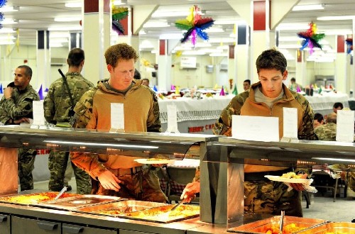 玩游戲、吃自助：哈里講述阿富汗戰場“愜意生活”