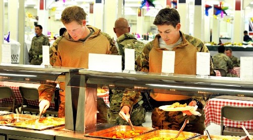 玩游戲、吃自助：哈里講述阿富汗戰(zhàn)場“愜意生活”