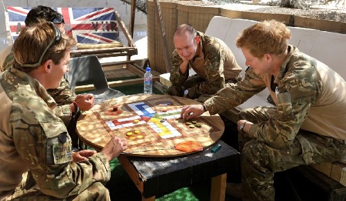 玩游戲、吃自助：哈里講述阿富汗戰場“愜意生活”