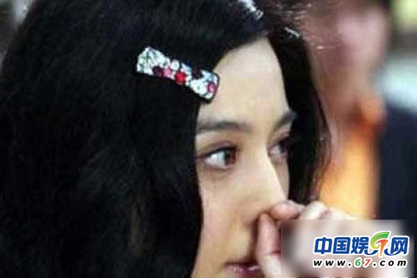 朱茵當眾摳腳范冰冰挖鼻孔 盤點中外明星不雅抓拍