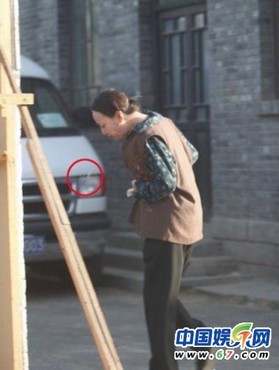 朱茵當(dāng)眾摳腳范冰冰挖鼻孔 盤點(diǎn)中外明星不雅抓拍