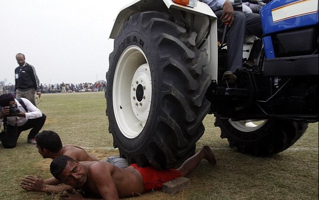 頭發拉車、牙齒搬磚 印度鄉村奧運會牛人顯神通