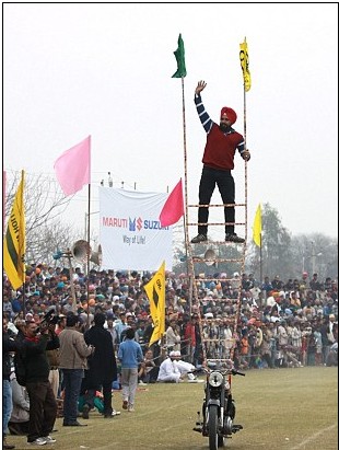 頭發(fā)拉車(chē)、牙齒搬磚 印度鄉(xiāng)村奧運(yùn)會(huì)牛人顯神通