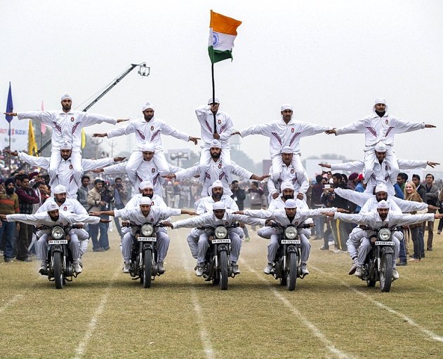 頭發(fā)拉車、牙齒搬磚 印度鄉(xiāng)村奧運會牛人顯神通