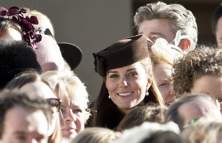 凱特王妃現身友人婚禮 “孕”味十足魅力不減