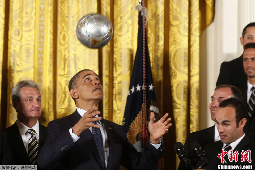 組圖:奧巴馬接見洛杉磯銀河隊 白宮內大秀球技