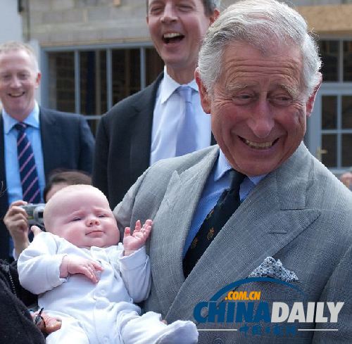 英王儲(chǔ)出席環(huán)保活動(dòng)抱女嬰 或?yàn)橛娱L孫出生做準(zhǔn)備