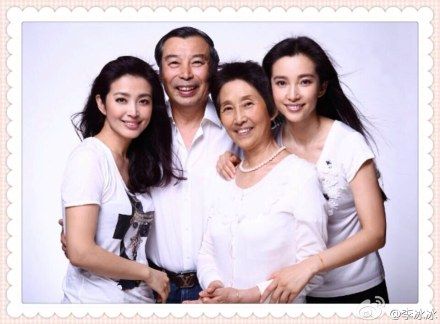 明星罕見(jiàn)全家福：周濤清新可人 吳尊全家俊男美女