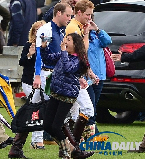 威廉哈里參加馬術比賽 引瘋狂女粉絲拍照圍觀