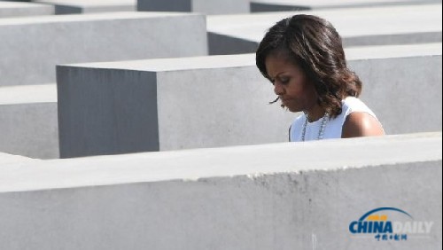 米歇爾攜愛女參觀柏林大屠殺紀念館 奧巴馬妹妹同行