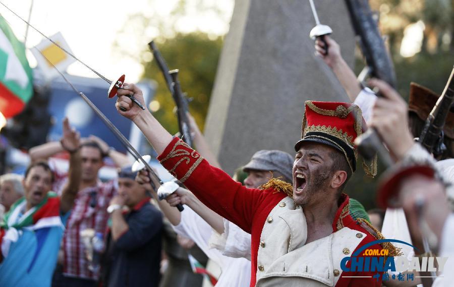 保加利亞民眾扮法國大革命革命者示威 要求政府下臺(tái)