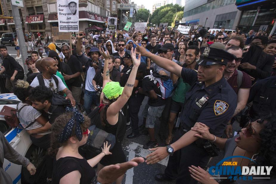 數千人聚集紐約時報廣場 抗議協警槍殺黑人被判無罪