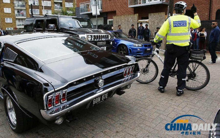 倫敦中學(xué)畢業(yè)生興起奢侈風(fēng) 租用超級(jí)跑車(chē)助興畢業(yè)慶典