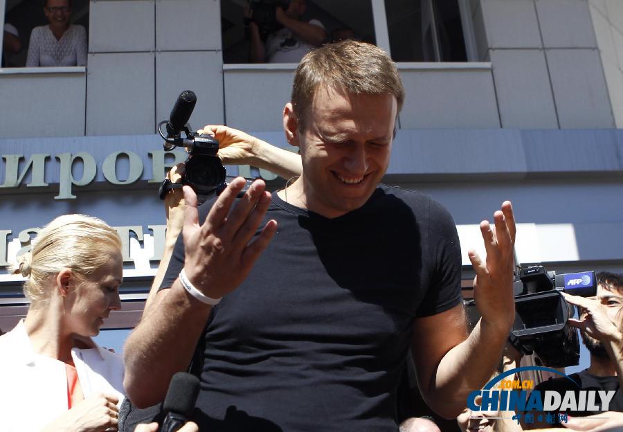 俄反對黨領袖暫時獲釋 心情輕松吃煎餅（高清圖）