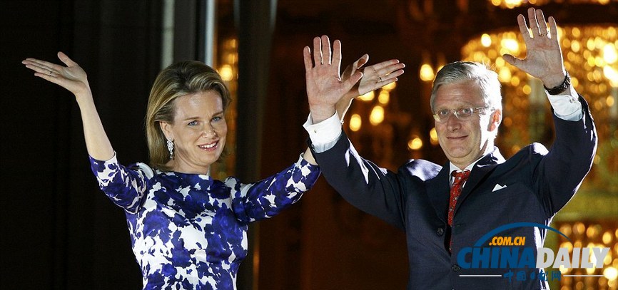 比利時新國王攜家人亮相王宮陽臺（高清組圖）