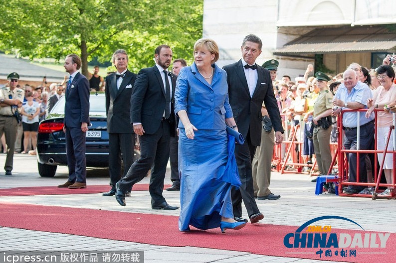 德國政要出席歌劇節(jié)活動 默克爾藍色長裙驚艷亮相