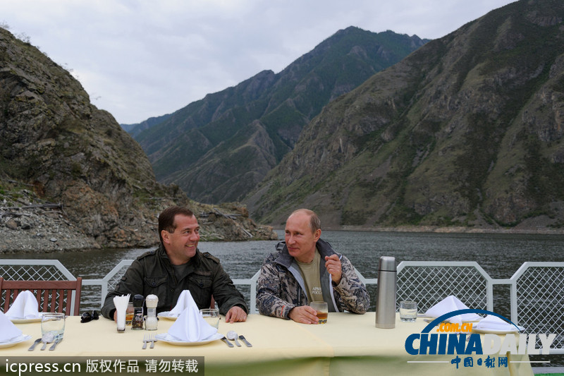 “梅普”相約去釣魚 普京光膀子秀身材小梅發福