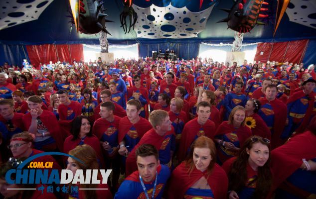 組圖：867人齊聚音樂節扮超人 打破世界紀錄