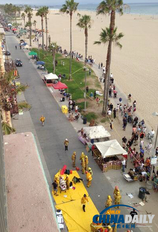 美國(guó)洛杉磯汽車沖進(jìn)海灘人群 致1死11傷（組圖）