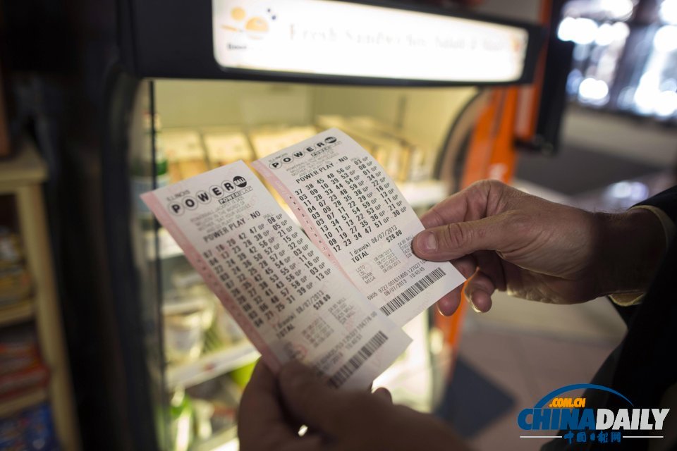 美國彩票開出4.48億美元巨獎 一中獎者現(xiàn)身領獎