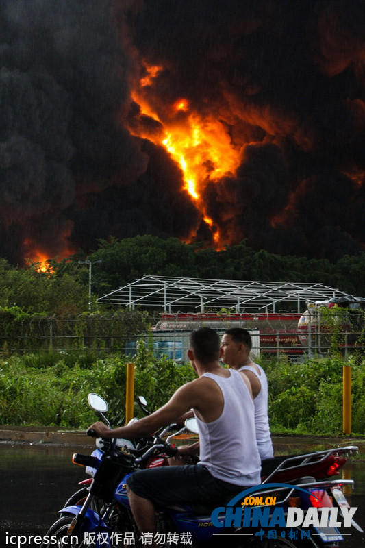 委內(nèi)瑞拉一國(guó)營(yíng)煉油廠遭雷擊引發(fā)大火（組圖）