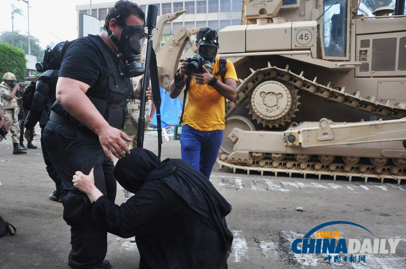 埃及婦女給安全部隊(duì)成員下跪 阻攔武力清場(chǎng)（組圖）